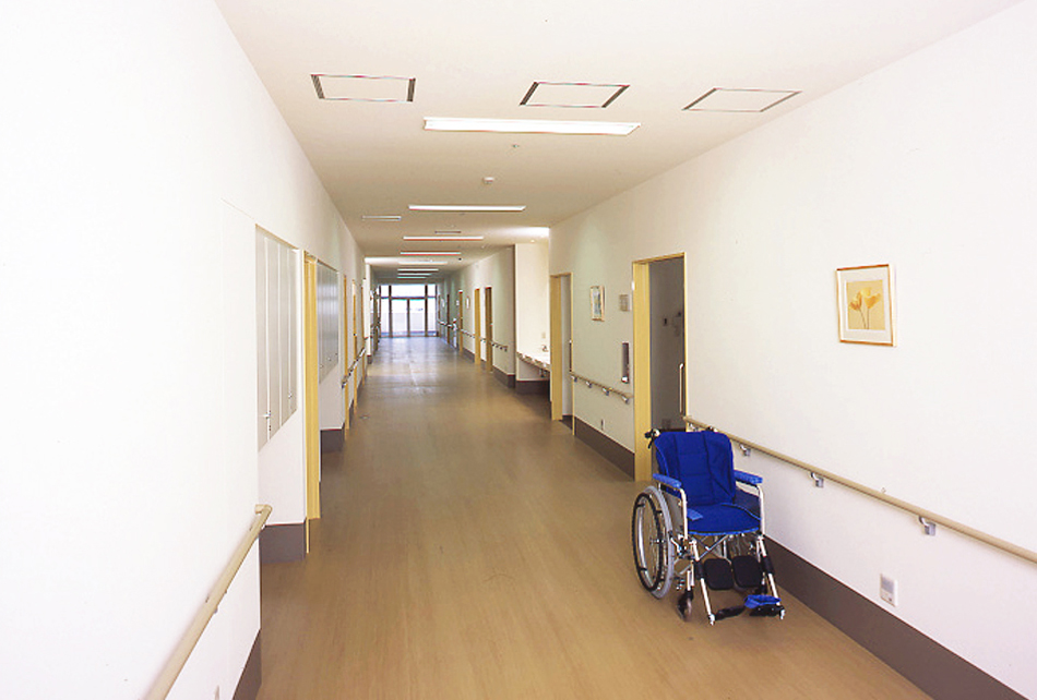 車椅子のすれ違いにも余裕ある幅広の廊下